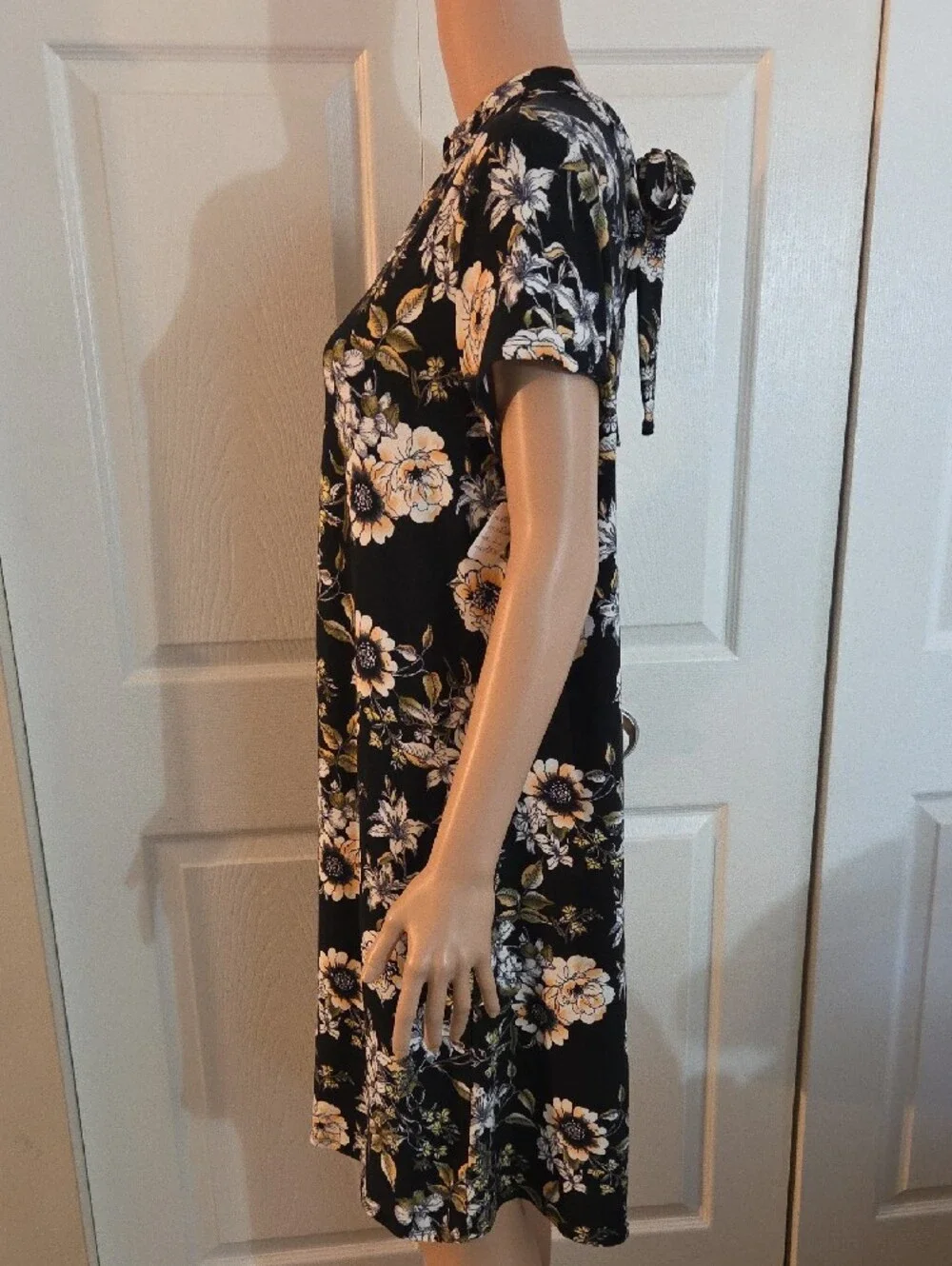 Black Floral Keyhole Short Sleeve Shift Dress